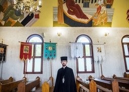 Řeckokatolický kněž a ikonopisec Ruslan v kostele, který sám maluje ikonami, Neresnyca