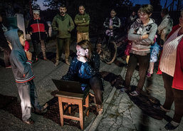 Vesnice Vozdvyženka leží na bojové linii. Během říjnové návštěvy se zde střílelo. Veronika Mechová zjišťuje přání místních dětí.