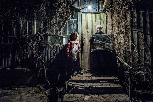 Děti z vesnice Luhanske a jejich nadílka. Foto - M. Hodeček ml.