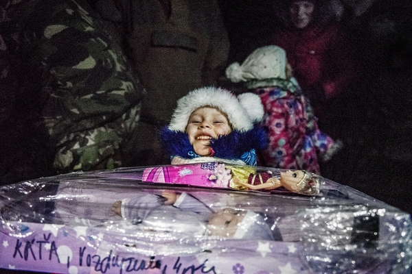 Mikuláš přinesl čtyřleté Kátě z vesnice Vozdvyženka panenku a kočárek. Foto - M. Hodeček ml.
