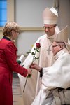 P. Marta Bezecná přebírá ocenění z rukou biskupa_foto Z. Poruba, Člověk a Víra