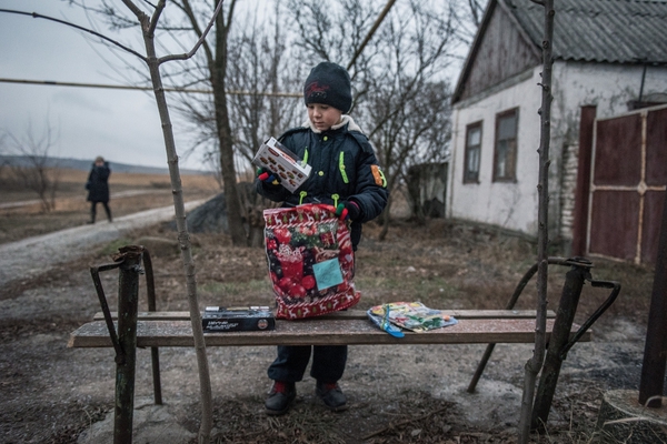 Předávání dárků ve vesnici Luhanske
