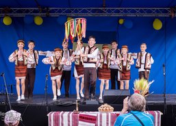 Plejádu krojů předvedly lvovské Samocvity