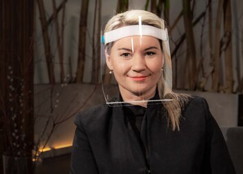 V obličejových štítech z opavské Charity tlumočí do znakového jazyka také v České televizi