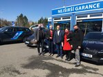 Zástupci Charit spolu se zástupcem AAA Auto
