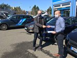 Ředitel Charity Ostrava při převzetí vozu pro pečovatelskou službu