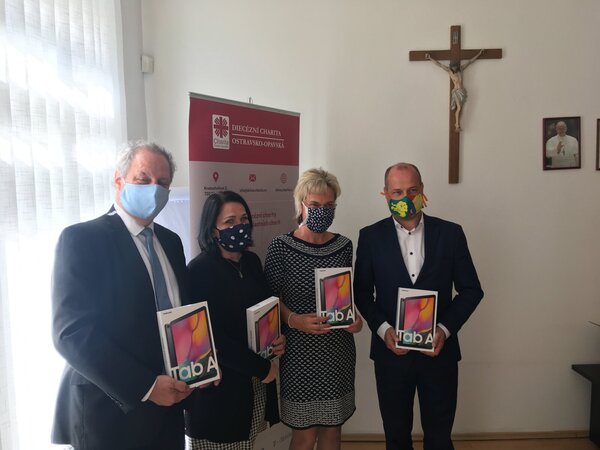 Tablety míří do pobytových služeb Charity Ostrava, Charity Bohumín a do Slezské Diakonie