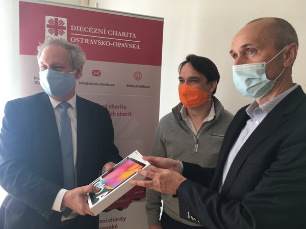 Ředitel Charity Ostrava přebírá tablety z rukou zástupců společnosti T-Mobile