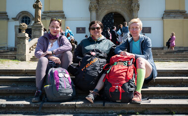 03_Na Svatý Kopeček doputovaly pěšky také pracovnice Charity Studénka v čele s její ředitelkou (první zprava)