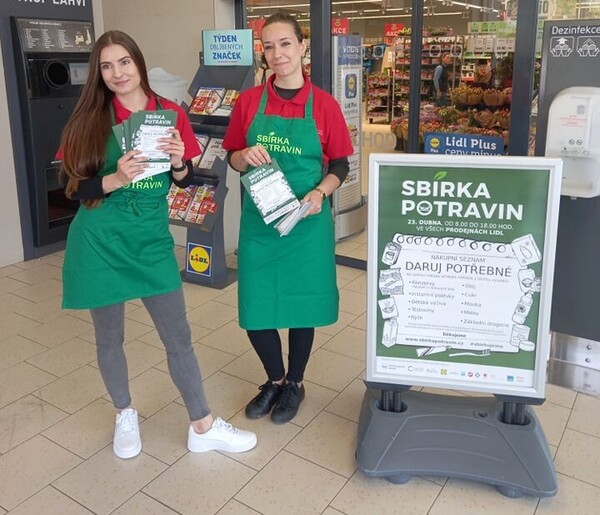 Charitní tým během sobotní Sbírky potravin