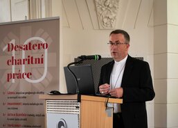 02_O. biskup Martin David hovoří o poslání Charity