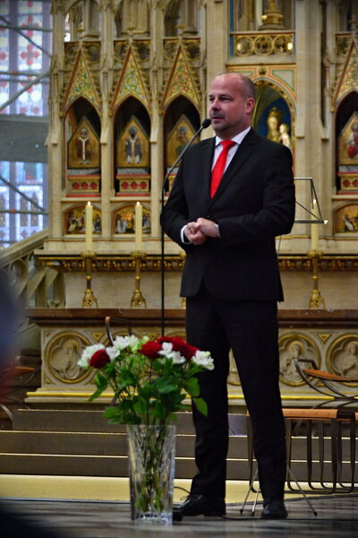 Hosty přivítal ředitel Charity Česká republika Lukáš Curylo