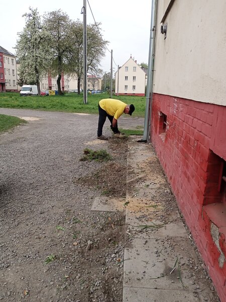 Zvelebování prostranství před domy
