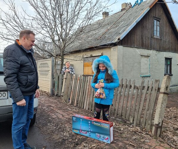 8 letá Kateryna si přála koloběžku, Komyshivka, Doněcká oblast