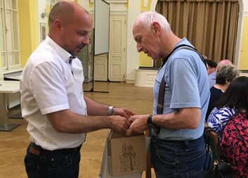 Poděkování Mgr. Miloslavu Leškovi za 30 let vedení Charity Kopřivnice