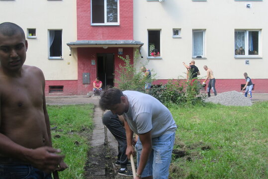 Obyvatelé lokality Ostrava-Kunčičky při úklidu veřejného prostranství 