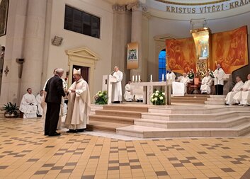 Biskup ocenil 22 osobností diecéze, mezi nimi i 10 srdcařů Charity