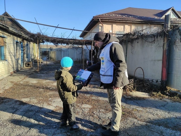 Dárky rozdával ředitel Charity Mariupol, Rostislav Sprinjuk se svými kolegy. Novohrodivka, Doněcká oblast, prosinec 2023.