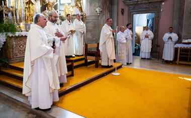 05_Mši svatou sloužil biskup Martin David spolu s o. Adriánem Pavlem Zemkem, správcem farnosti Svatý Kopeček