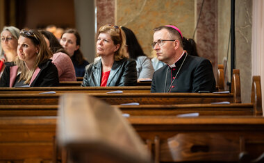 15_Povídání naslouchal biskup Martin David