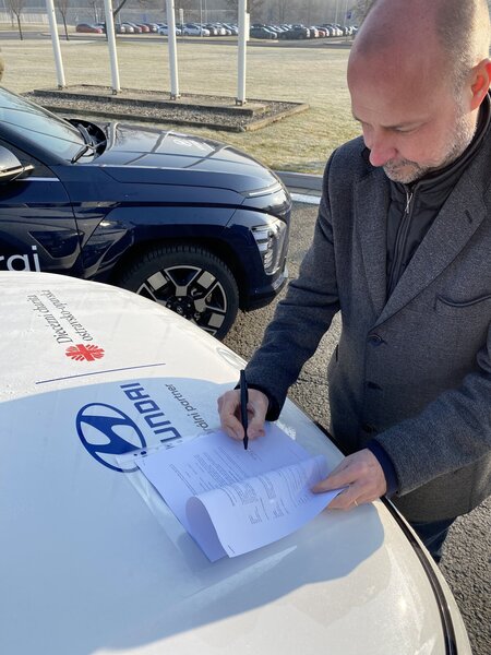 Ředitel Lukáš Curylo přebírá elektromobil KONA Electric