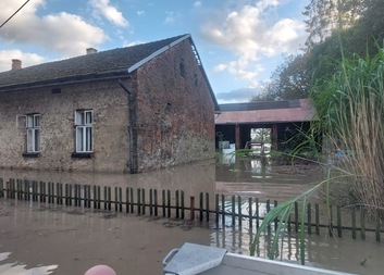 Dům vzala voda, naději přinesli lidé