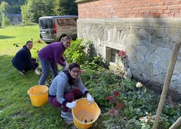 04_Vyplevali jsme zarostlé záhony