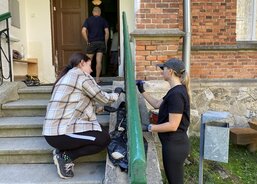 18_Obrousili a natřeli zábradlí u vstupního schodiště