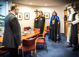 Biskup Martin David vítá tři krále