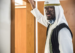 Ředitel Charity sv. Alexandra a Charity Frýdek-Místek Martin Hořínek píše tradiční požehnání křídou na dveře