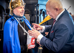 Náměstek primátora Zbyněk Pražák přispívá do tříkrálové kasičky