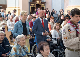 15_Obětní dary přinesli za Diecézní charitu zástupkyně ředitele Kateřina Cyrusová a ředitel Lukáš Curylo